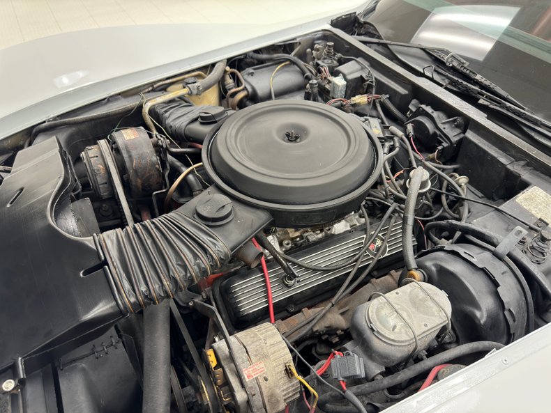 Chevrolet-Corvette-1979-Classic-White-Medium-Red-32