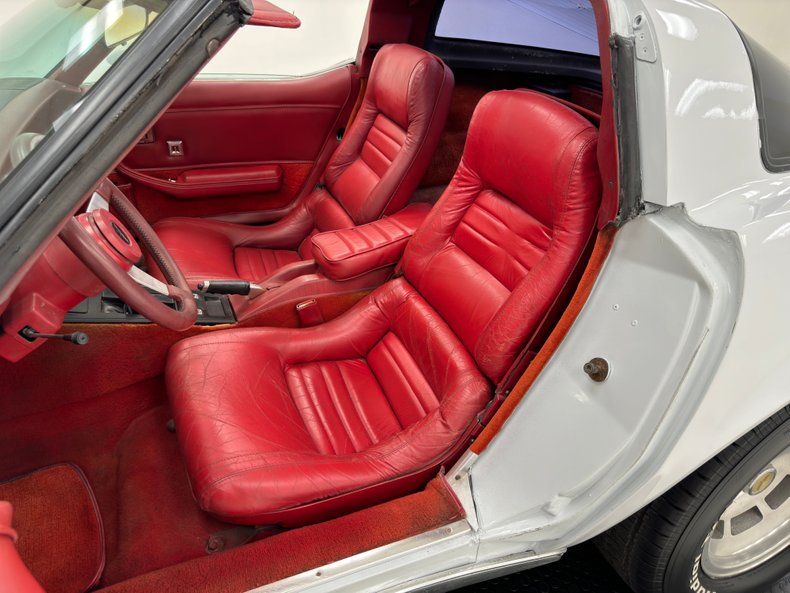 Chevrolet-Corvette-1979-Classic-White-Medium-Red-36