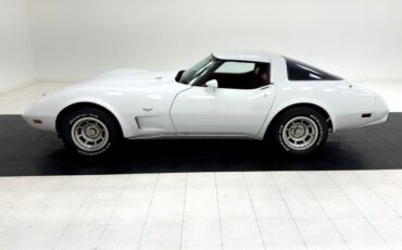 Chevrolet-Corvette-1979-Classic-White-Medium-Red