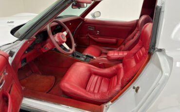 Chevrolet-Corvette-1979-Classic-White-Medium-Red-39