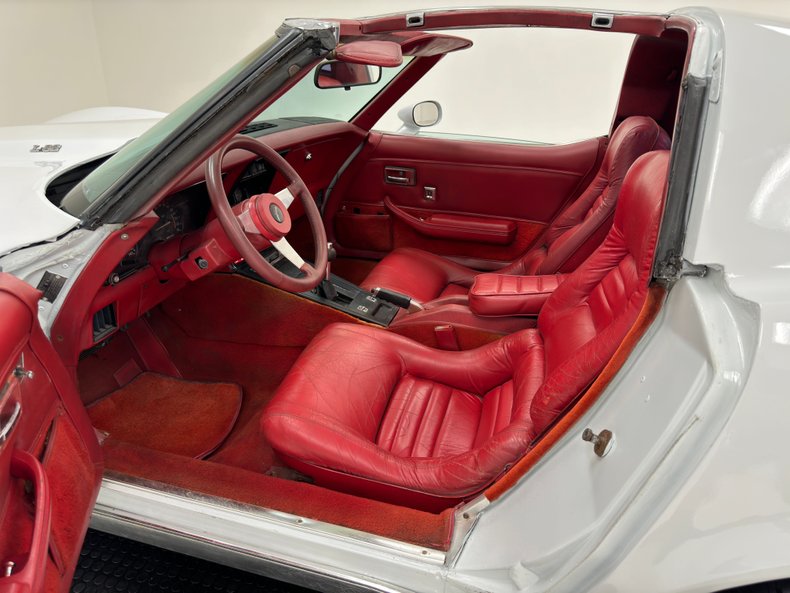Chevrolet-Corvette-1979-Classic-White-Medium-Red-39