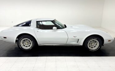 Chevrolet-Corvette-1979-Classic-White-Medium-Red-4