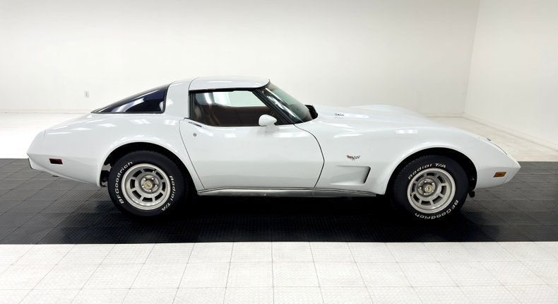 Chevrolet-Corvette-1979-Classic-White-Medium-Red-4