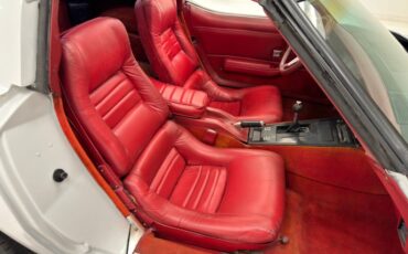 Chevrolet-Corvette-1979-Classic-White-Medium-Red-41