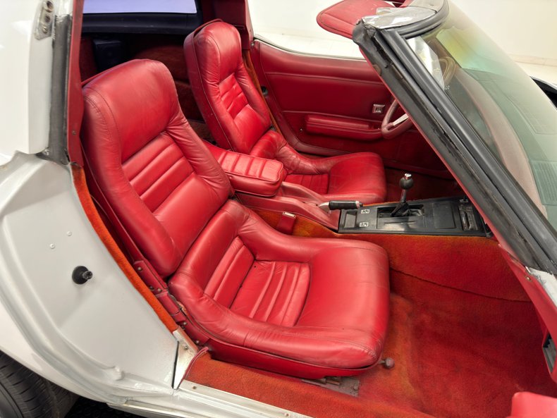 Chevrolet-Corvette-1979-Classic-White-Medium-Red-41