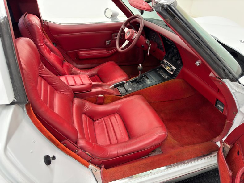 Chevrolet-Corvette-1979-Classic-White-Medium-Red-43