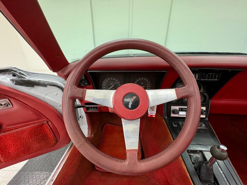 Chevrolet-Corvette-1979-Classic-White-Medium-Red-45