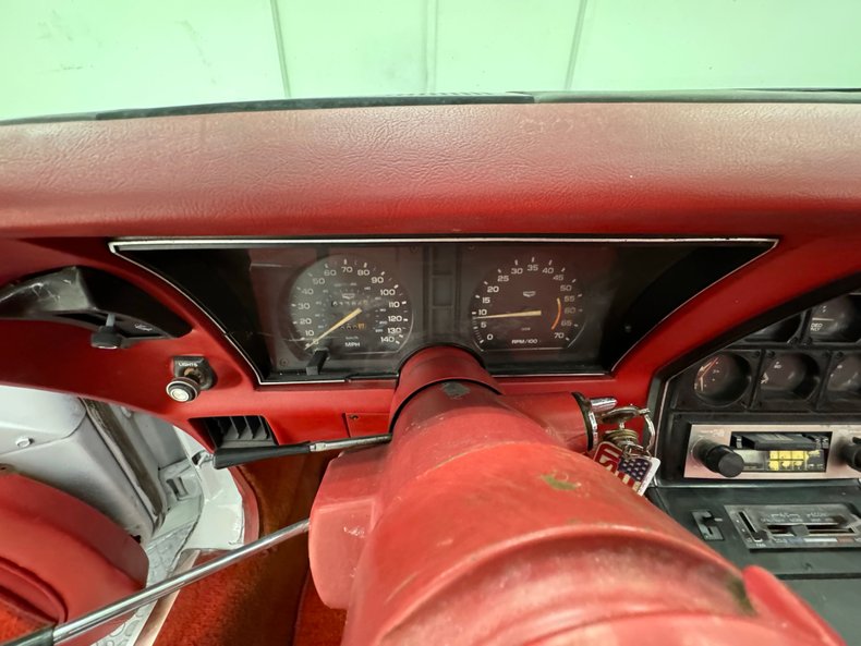 Chevrolet-Corvette-1979-Classic-White-Medium-Red-46