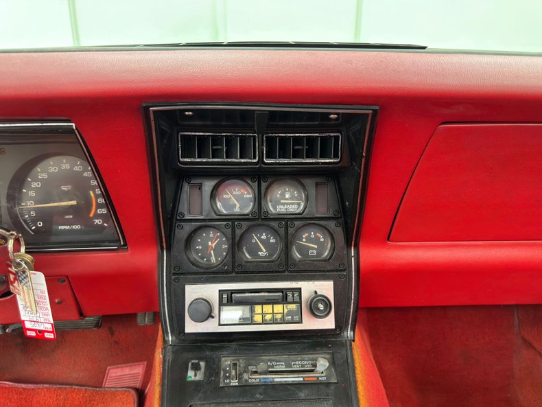 Chevrolet-Corvette-1979-Classic-White-Medium-Red-48