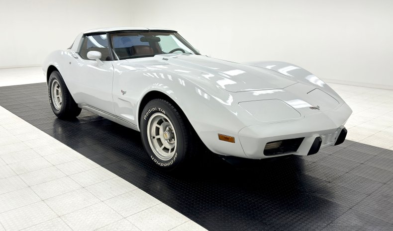 Chevrolet-Corvette-1979-Classic-White-Medium-Red-5