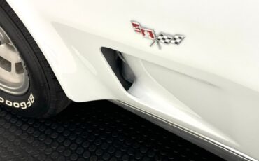 Chevrolet-Corvette-1979-Classic-White-Medium-Red-9