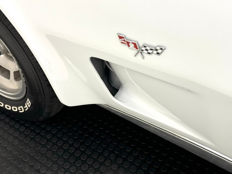 Chevrolet-Corvette-1979-Classic-White-Medium-Red-9