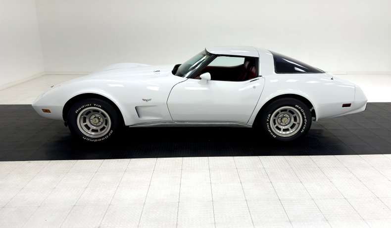 Chevrolet-Corvette-1979-Classic-White-Medium-Red
