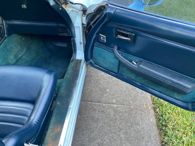 Chevrolet-Corvette-1979-Frost-Blue-Blue-Leather-9