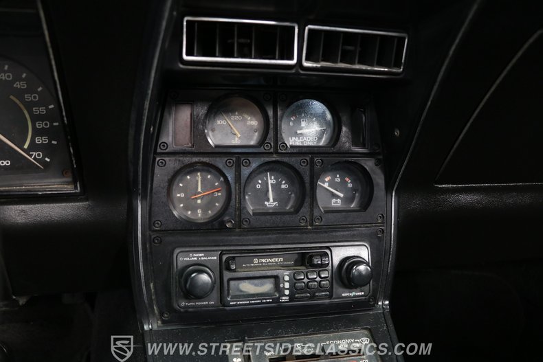 Chevrolet-Corvette-1979-White-Black-10