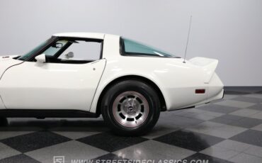 Chevrolet-Corvette-1979-White-Black-32