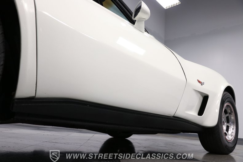 Chevrolet-Corvette-1979-White-Black-38