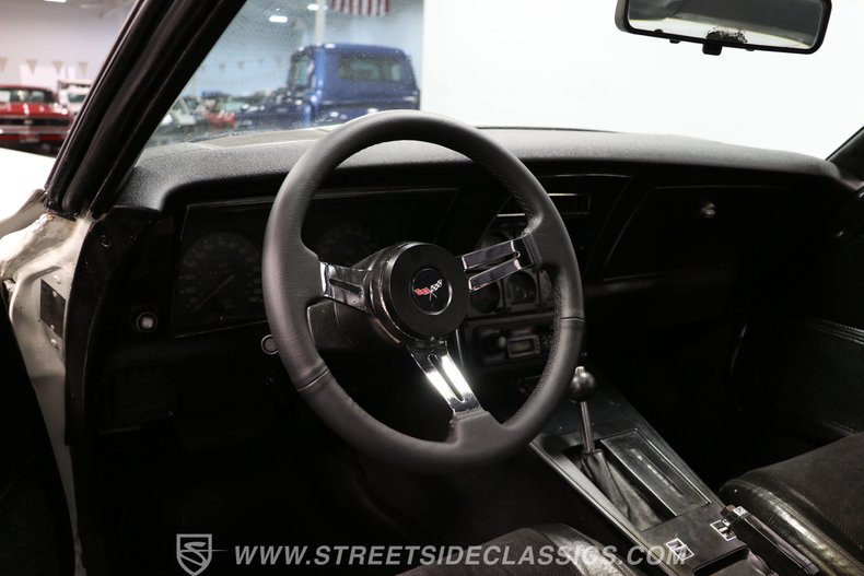 Chevrolet-Corvette-1979-White-Black-49
