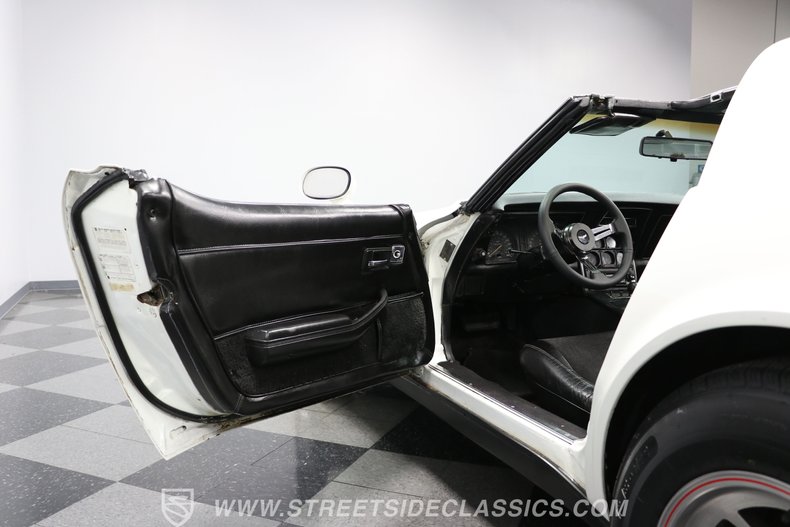 Chevrolet-Corvette-1979-White-Black-8