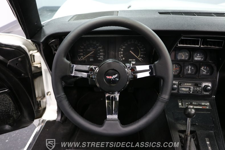 Chevrolet-Corvette-1979-White-Black-9