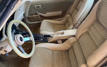 Chevrolet-Corvette-1979-yellow-Tan-2