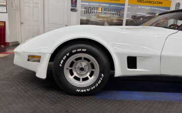 Chevrolet-Corvette-1980-2-Door-16