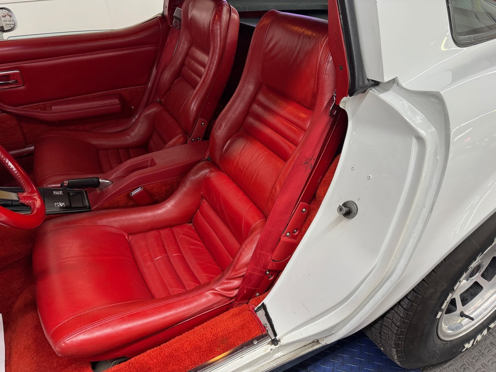 Chevrolet-Corvette-1980-2-Door-28