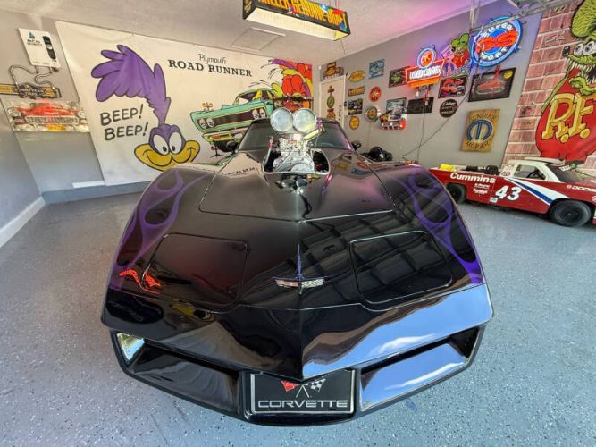 Chevrolet-Corvette-1980-Black-Purple-Ghost-Black-10