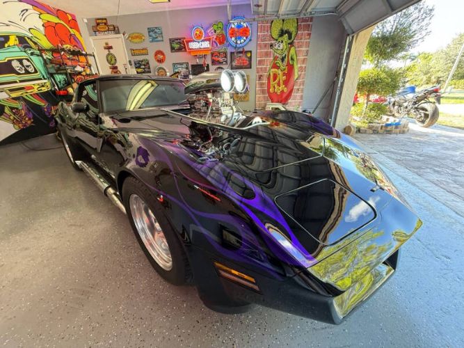 Chevrolet-Corvette-1980-Black-Purple-Ghost-Black-12