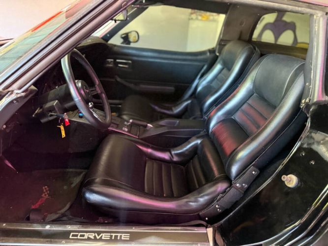 Chevrolet-Corvette-1980-Black-Purple-Ghost-Black-14
