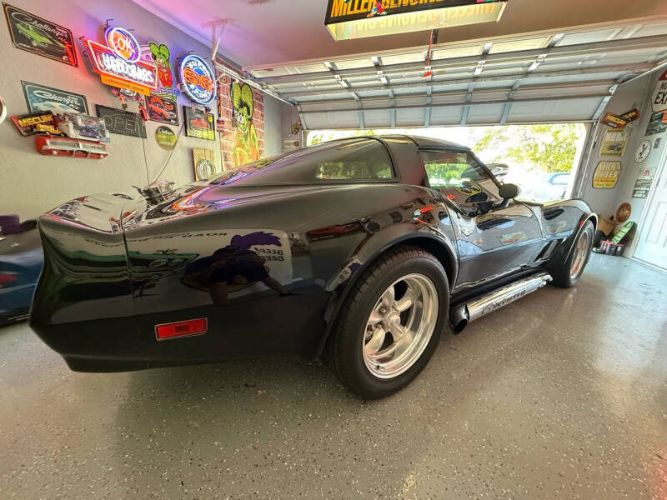 Chevrolet-Corvette-1980-Black-Purple-Ghost-Black-16