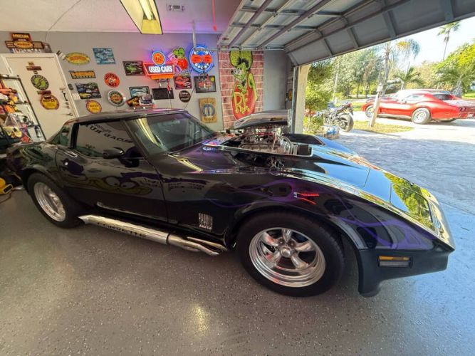 Chevrolet-Corvette-1980-Black-Purple-Ghost-Black-25