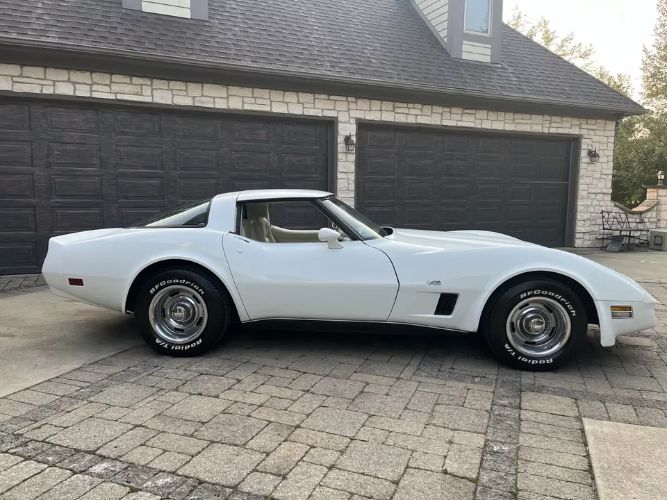 Chevrolet-Corvette-1980-White-3