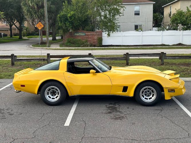 Chevrolet-Corvette-1980-Yellow-12