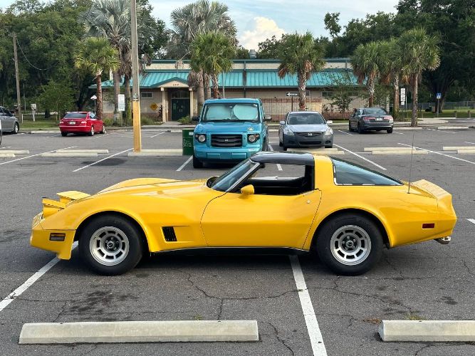 Chevrolet-Corvette-1980-Yellow-17