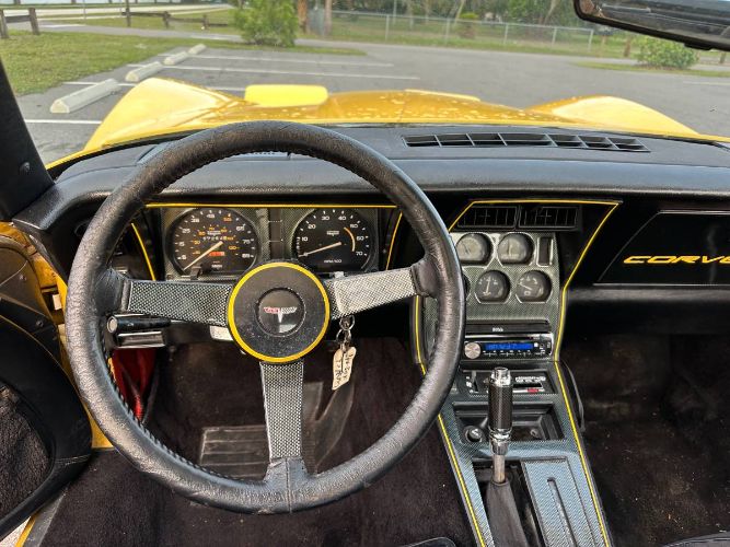 Chevrolet-Corvette-1980-Yellow-8