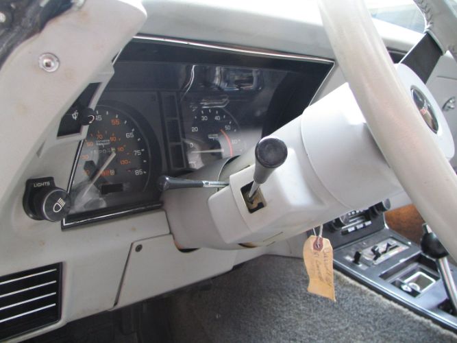 Chevrolet-Corvette-1981-16