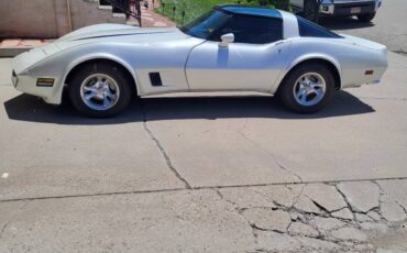 Chevrolet-Corvette-1981-2