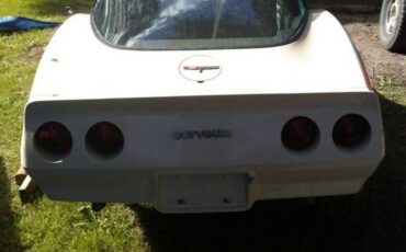 Chevrolet-Corvette-1981-2