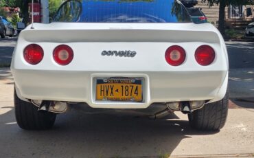 Chevrolet-Corvette-1981-2