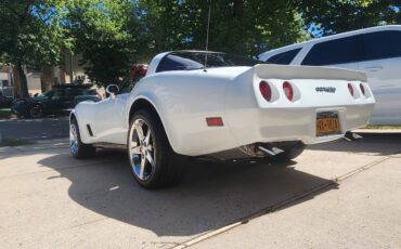 Chevrolet-Corvette-1981-3
