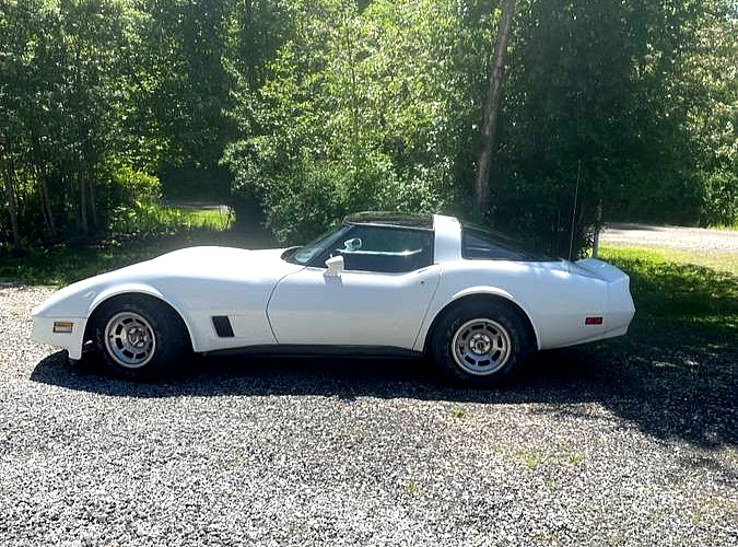 Chevrolet-Corvette-1981-Coupe-1