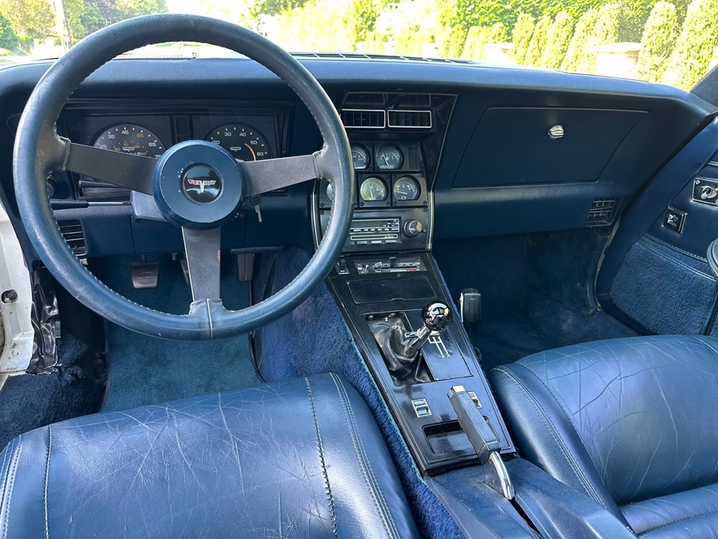 Chevrolet-Corvette-1981-Coupe-10