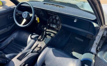 Chevrolet-Corvette-1981-Coupe-11