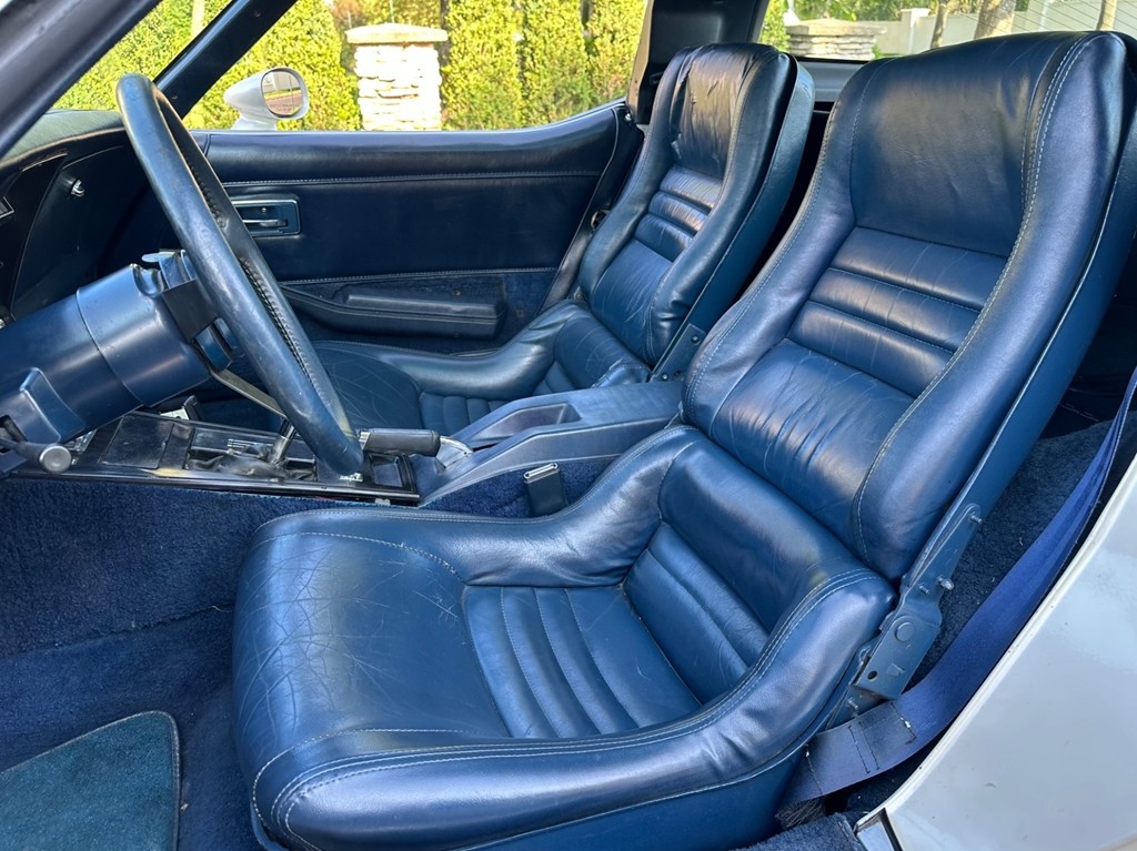 Chevrolet-Corvette-1981-Coupe-13