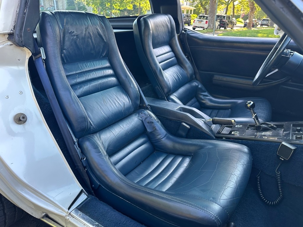 Chevrolet-Corvette-1981-Coupe-15