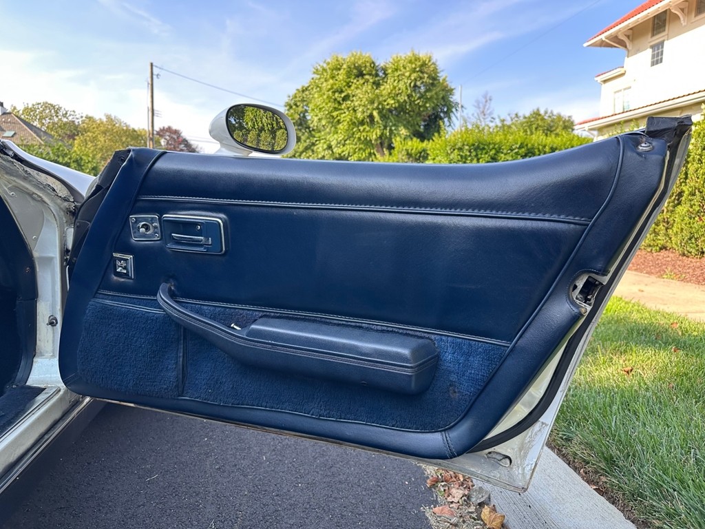 Chevrolet-Corvette-1981-Coupe-19