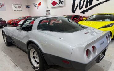 Chevrolet-Corvette-1981-Coupe-2