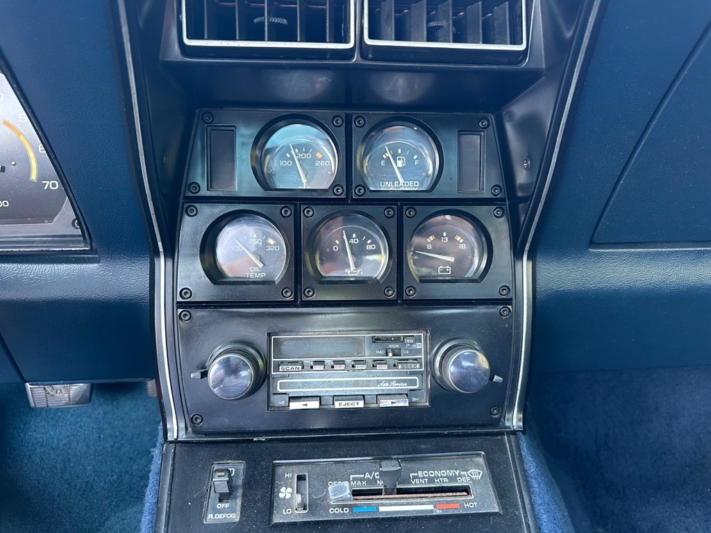 Chevrolet-Corvette-1981-Coupe-22
