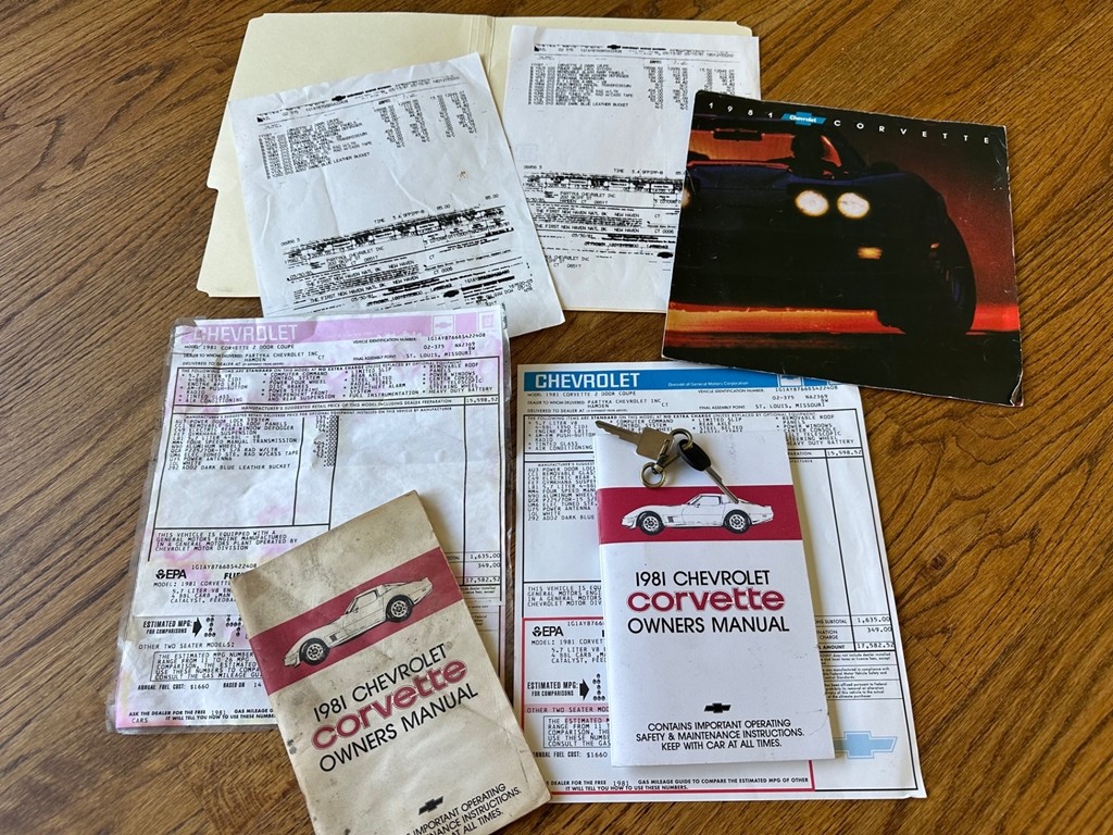 Chevrolet-Corvette-1981-Coupe-25
